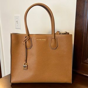 MICHAEL KORS PEBBLE LEATHER LARGE MERCER HANDBAG.